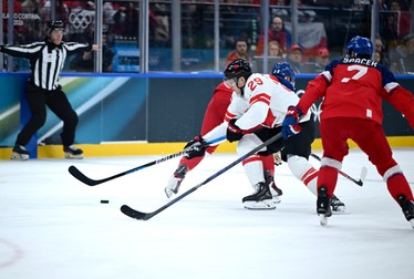 Canadianul Nathan MacKinnon (în alb) sprintează prin fundașii cehi. Foto: Profimedia
