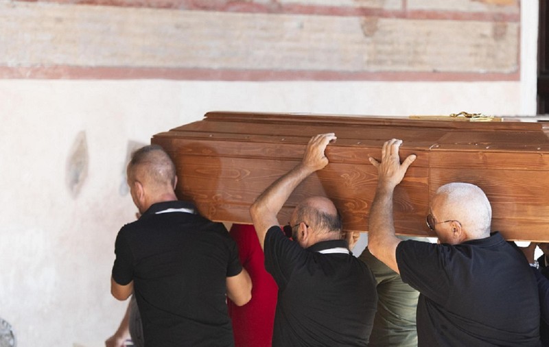 O femeie a încercat 11 zile să găsească un medic dispus să-i consulte tatăl bolnav. Bărbatul a murit cu 10 minute înainte de sosirea unei ambulanțe