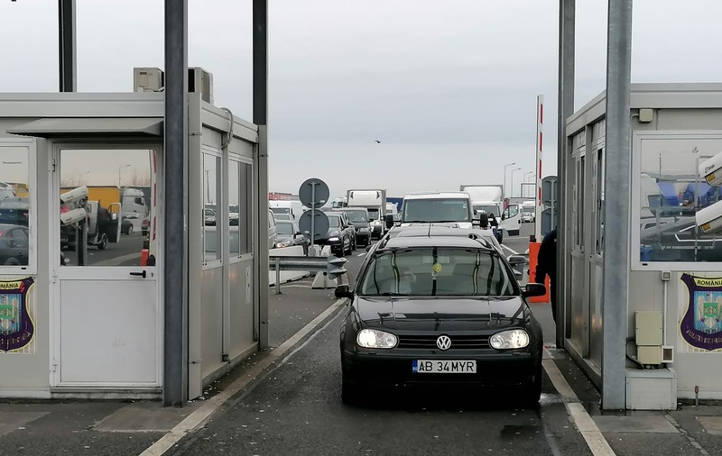 Un poliţist semnalează o breşă în măsurile de siguranţă: „Chiar dacă vin din zone roşii, moldovenii din Republică sunt lăsaţi de capul lor!”