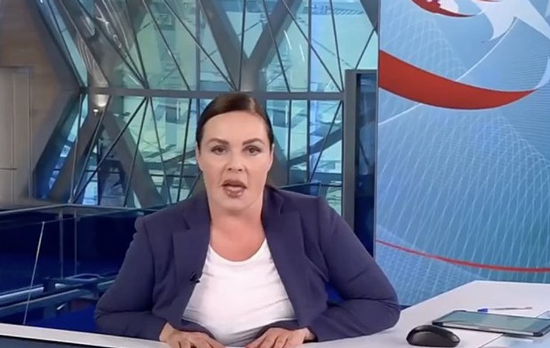 S-a rupt scaunul sub prezentatoarea favorită a lui Putin! Cum a trecut Ekaterina Andreeva peste momentul stânjenitor | VIDEO