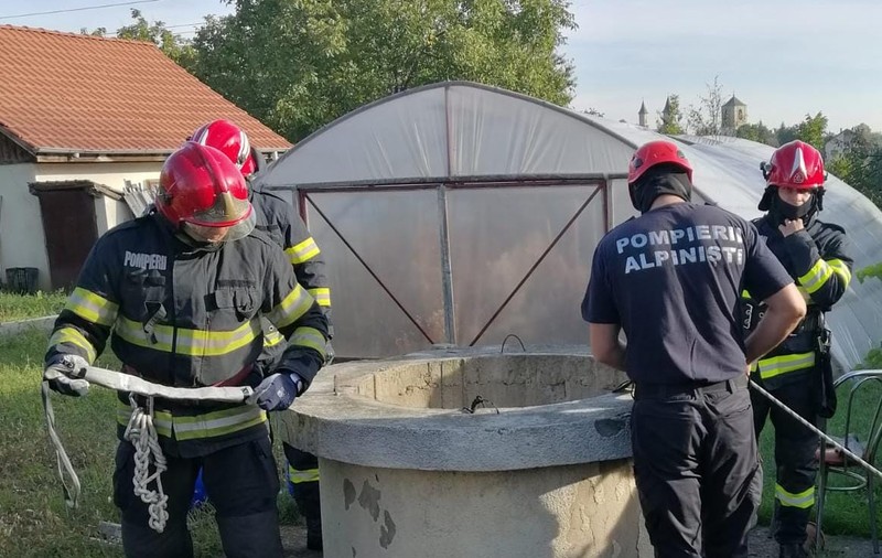 Un tânăr din Iași a fost salvat de pompieri, după ce a căzut într-o fântână adâncă de aproape 18 metri