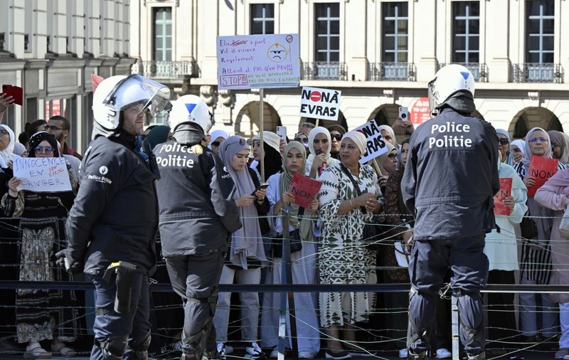 Catolici și musulmani radicali, conspiraționiști, părinți îngrijorați: în Belgia, campania împotriva educației sexuale s-a sfârșit cu școli incendiate