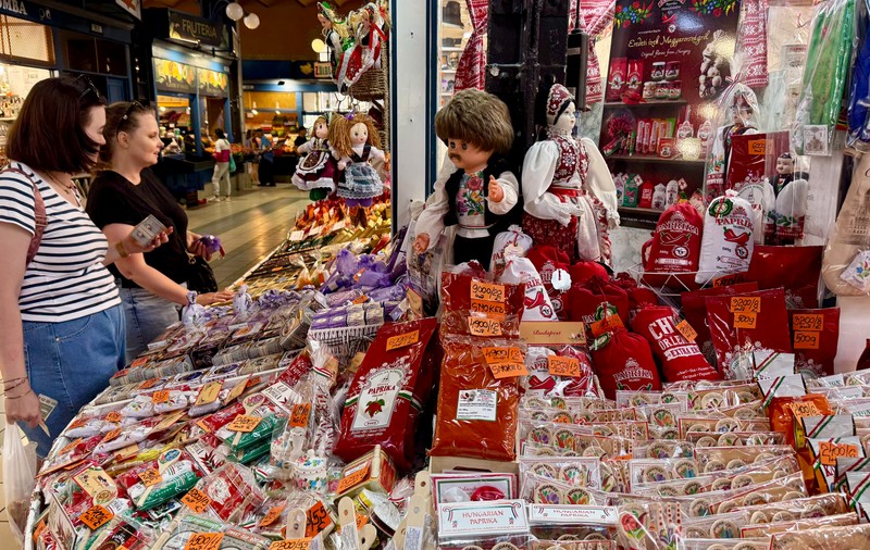 Spectacol culinar total la doi pași de România. Cât costă o porție de gulaș și ce-am descoperit într-o piață unicat