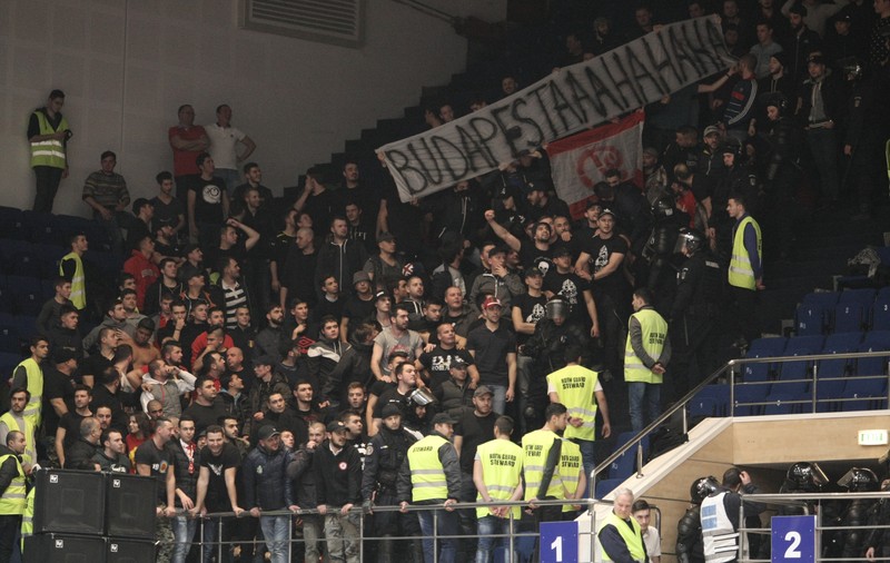 Stare de alertă la Paris, oraș deja speriat de atentate teroriste! Steliștii și dinamoviștii vor s-o pună de bătaie în Franța, la Campionatul European de fotbal de la vară. Ultrașii din cele două galerii s-au amenințat la meciul de baschet, de duminică seară! ”La Euro de veniți, veți rămâne fără dinți!”, au ”mârâit” câinii! / GALERIE FOTO