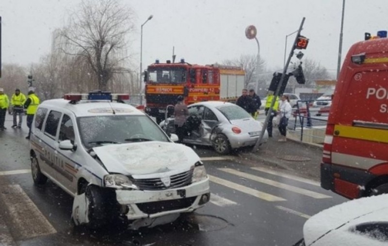 Accident cu maşina poliţiei, la Sibiu. O şoferinţă a trecut pe roşu şi a intrat în plin în oamenii legii