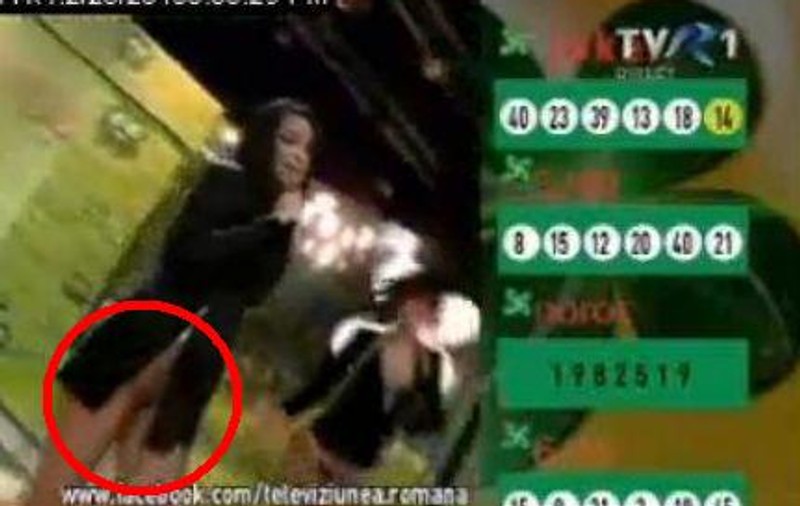 Avea sau nu chiloţi pe ea? O cântăreaţă autohtonă a apărut cu o rochie ciudată într-o emisiune televizată | VIDEO