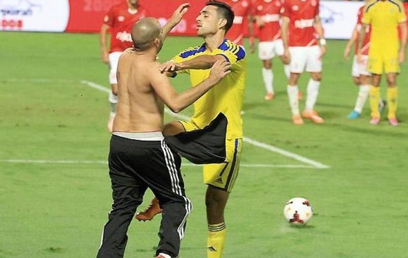 Măcel în Israel. Derby-ul Tel Avivului, întrerupt după ce un fan a bătut un jucător
