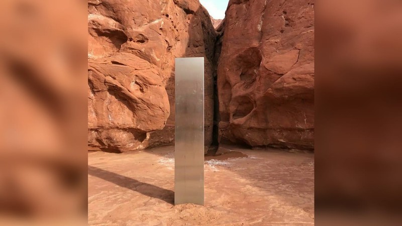 Un obiect misterios din metal a fost descoperit în mijlocul deșertului Utah FOTO: Utah Department of Public Safety