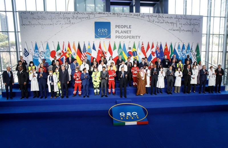 Liderii mondiali pozează pentru o fotografie de grup la începutul summit-ului G20 de la Roma împreună cu medici și personal medical Foto: EPA-EFE/ROBERTO MONALDO / LA PRESSE/ POOL