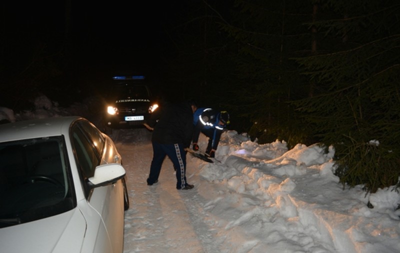 Cinci turişti au rămas blocaţi în zăpadă pe Transalpina