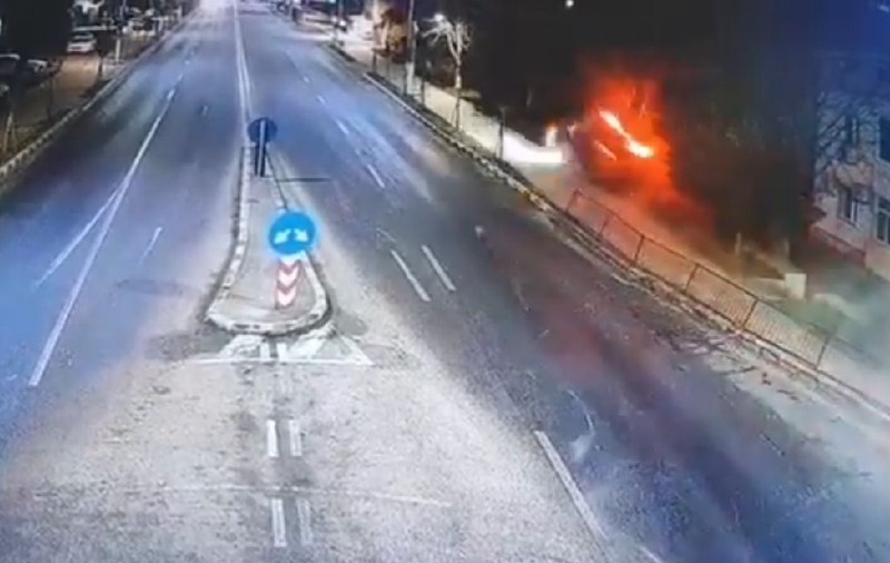 Un șofer din Constanța a zburat cu mașina peste un sens giratoriu și a aterizat direct pe un trotuar. Momentul a fost filmat