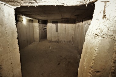 Adăpostul din beton armat dintr-un bloc din Drumul Taberei.