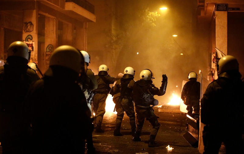 FOTO | Protest violent în centrul Atenei! Oamenii revoltați au aruncat ”bombe” cu petrol
