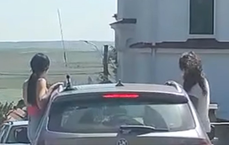 Două tinere din Suceava, filmate în trafic, ieșite pe geamul unei mașini în mers. Ce amendă au primit