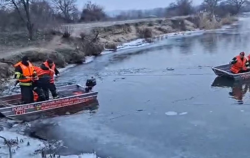 Doi pescari au căzut din barcă în râul Olt. Unul a fost scos inconștient din apa înghețată și resuscitat | VIDEO