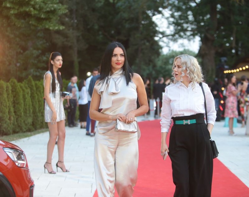 GALERIE FOTO/ Lavinia Pîrva și-a schimbat stilul vestimentar, de când e femeie căsătorită. Cum și-a făcut apariția la VIVA! Party 2018
