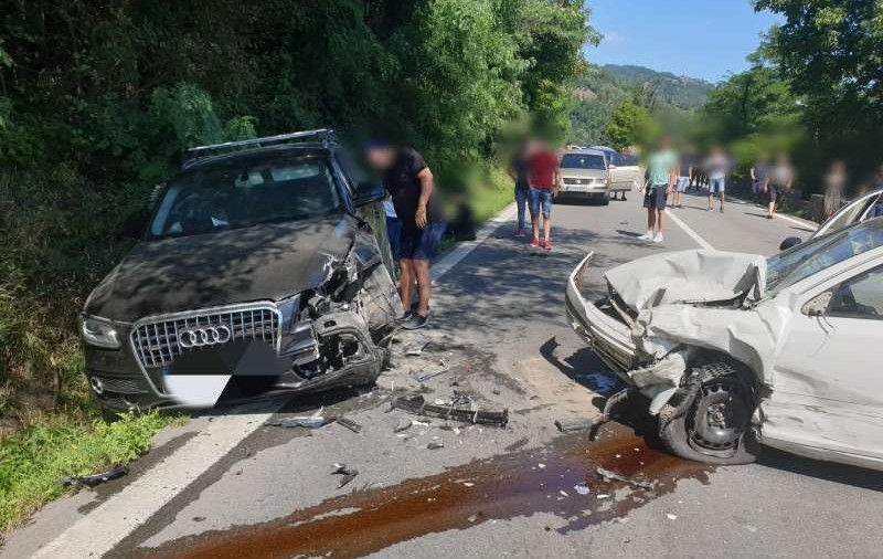 Accident pe Valea Oltului. O femeie gravidă și un copil printre răniți