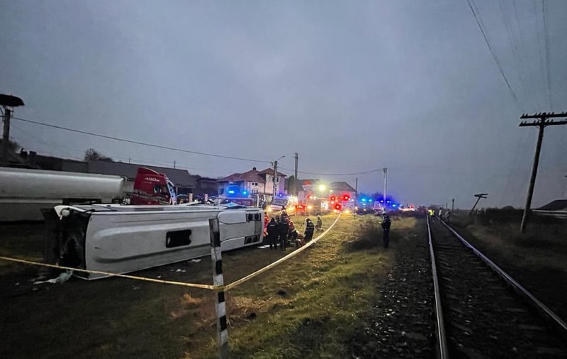 O persoană a murit și 14 au fost rănite, după ce o cisternă cu motorină s-a ciocnit cu un microbuz, în Bistriţa-Năsăud