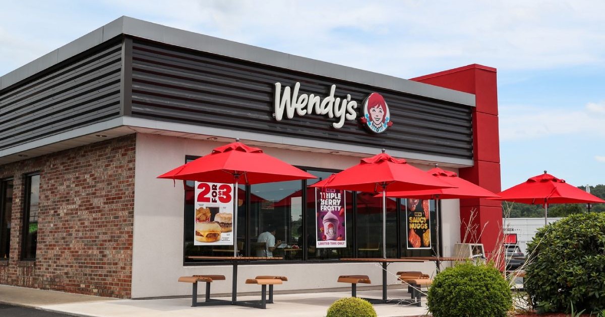 O vedere exterioară a unui restaurant fast-food Wendy's.