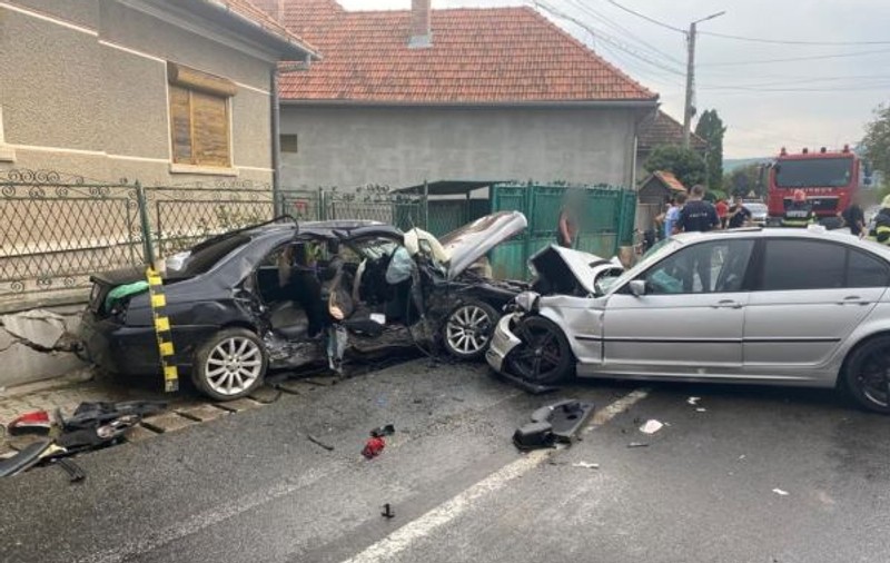 Opt oameni, între care trei copii, răniți în urma unui accident, în Cluj. Șoferul vinovat nu avea permis și a fugit de la fața locului