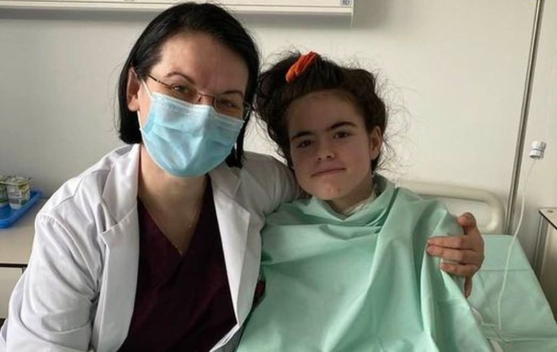 Fetița de 13 ani călcată de tren în Bacău, externată după patru operații majore. Medicii i-au salvat piciorul amputat