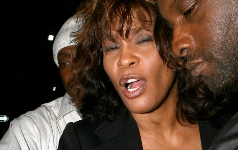 Whitney Houston, vizitată de Satana: "Diavolul mă bate şi îmi învineţeşte picioarele!"