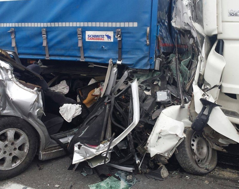 Accident grav, cu un mort și patru răniți, în județul Brașov. Două TIR-uri și trei autoturisme, implicate | FOTO