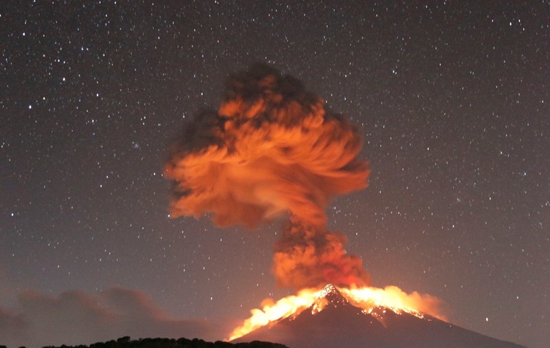 Vulcanul Șiveluci din Rusia a erupt: norul de cenușă ajunge la 15 km înălțime | VIDEO