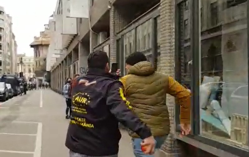 VIDEO. Momentul în care George Simion aleargă după un bărbat la Universitate: „Ești jandarm sau nu ești jandarm?”