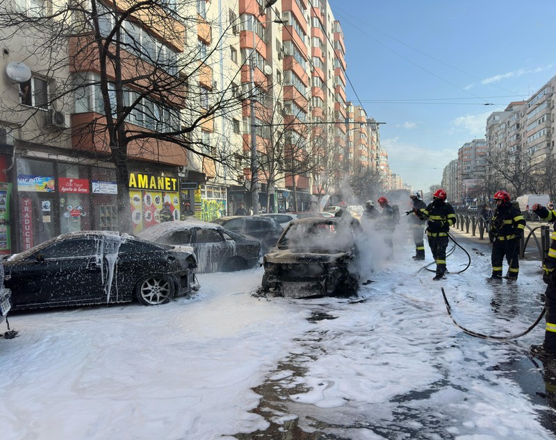 Incendiu violent pe Calea Moşilor din București. Șapte mașini au fost afectate de flăcări. Ce s-a întâmplat