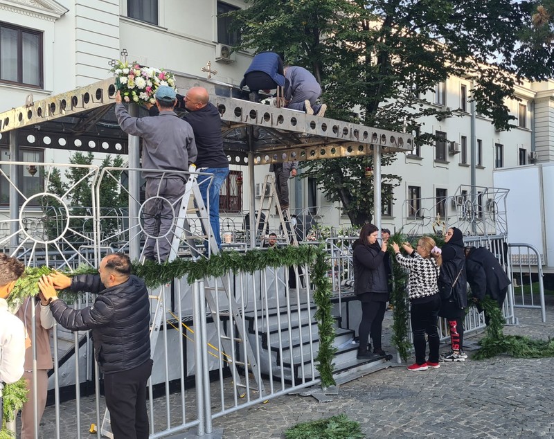 300.000 de credincioși sunt așteptați începând de mâine în pelerinaj la Sfânta Parascheva. Vor fi aduse și moaștele unui sfânt cu origini în Ucraina