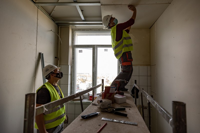 Muncitorii au grijă să nu deranjeze activitatea din restul spitalului
