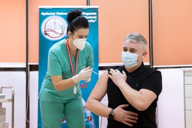 Momentul în care se vaccinează ministrul Lucian Bode