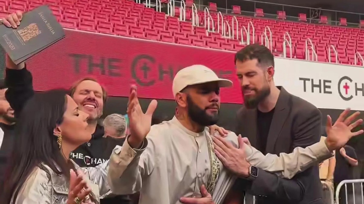 După ce a făcut închisoare pentru viol, Dani Alves s-a întors pe stadion ca predicator evanghelic, în fața a 35.000 de oameni
