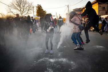 Bătaia cu făină e preferata puştilor veniţi la carnaval