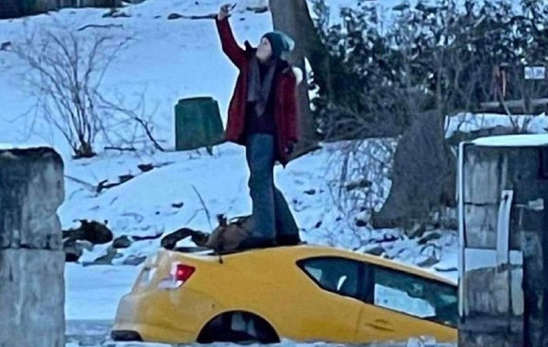 VIDEO | O șoferiță își făcea zâmbitoare selfie-uri pe mașina care se scufunda, după ce a condus cu viteză pe un râu înghețat