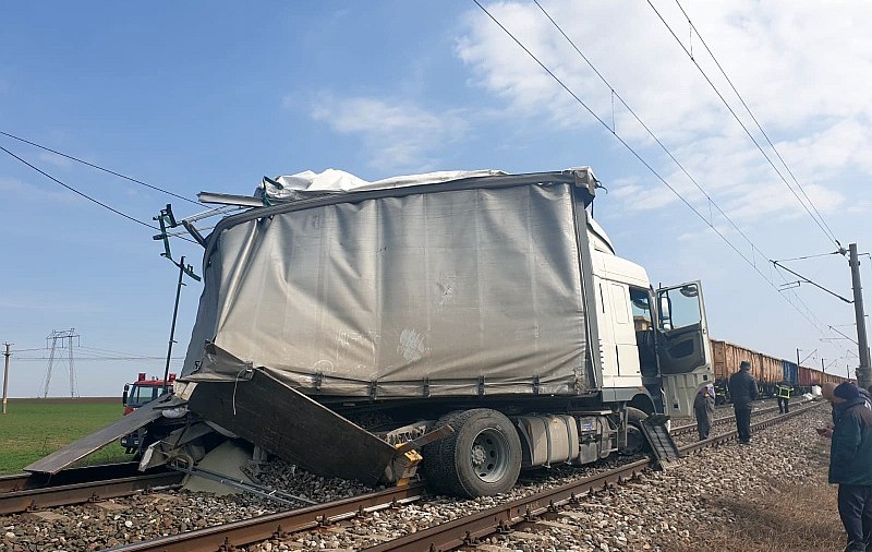 Un tren de marfă a lovit un camion la ieșirea din Fetești. Locomotiva a deraiat / FOTO