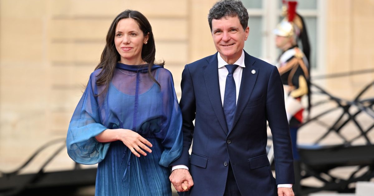 Mirabela Grădinaru, îmbrăcată cu o rochie albastră, și Nicușor Dan, îmbrăcat cu un costum negru, cămașă albă și cravată albastră, pe 13 iulie 2026, la Palatul Elysee din Paris