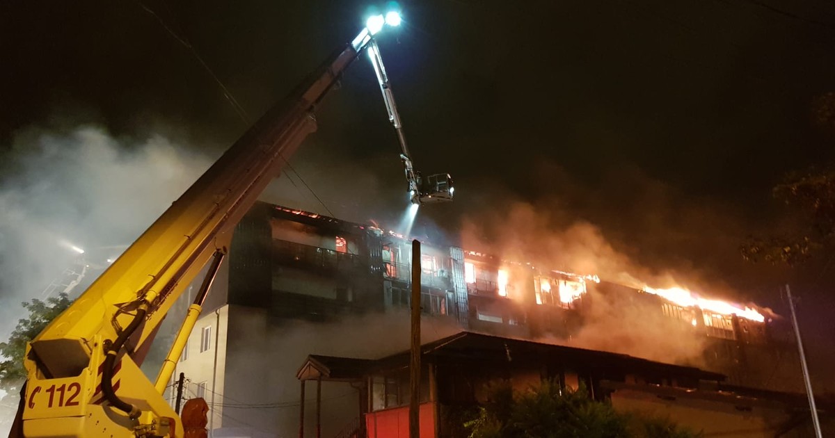 Blocul din sectorul 5 care a ars sâmbătă dimineață era construit fără nici un fel de acte, iar cele 54 de familii au plătit rate direct la dezvoltătorul imobiliar. Oamenii au aflat de abia după au semnat situația legală a imobilului, atrași de la bun început de prețurile la jumătate față de nivelul pieței. Afaceristul care a construit blocul