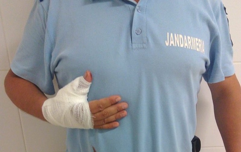 FOTO: Jandarm înjunghiat pe stradă într-un oraș din Vaslui, în timp ce încerca să imobilizeze un bărbat