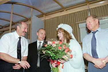 Alla Pugaciova în Belarus, pe 25 iulie 2001, alături de președintele Alexander Lukashenko (stânga), Vladimir Putin și președintele ucrainean Leonid Kuchma (dreapta) la a 10-a ediție a festivalului de muzică „Slavic Bazaar”. | Foto: Agenția TASS