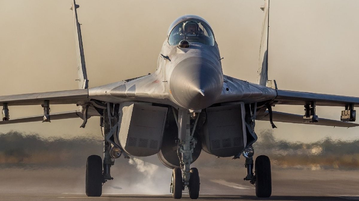 Imaginea surprinde un avion de vânătoare multirol, aflat pe pistă. Fotografia este realizată de la nivelul solului, accentuând botul ascuțit al aeronavei și silueta sa agresivă.