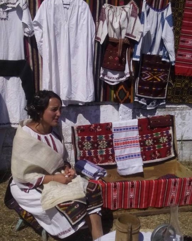 Fetele nemăritate şi-au etalat zestrea la Târgul de la Coteana | GALERIE FOTO