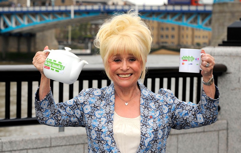 Barbara Windsor a murit. Actrița din EastEnders și Carry On avea 83 de ani