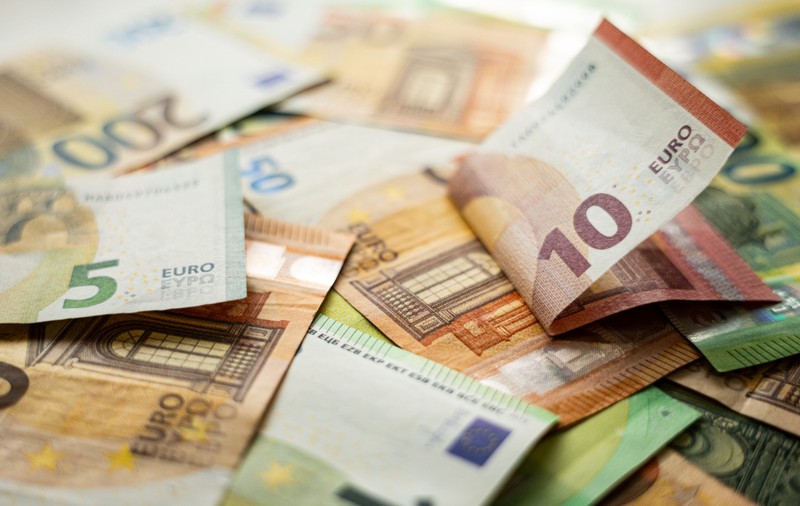 Cum a rămas o femeie fără 17.500 de euro după ce a vorbit trei ore la telefon cu falși polițiști: „Aveau răspuns la orice”