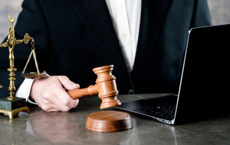 Cine poate „trage cu ochiul” în laptopurile judecătorilor. Magistrat: „S-a intrat deja în calculatoare de pe un cont al unui fost angajat al Ministerului Justiției, acum decedat”