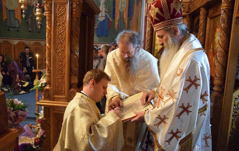 Un preot din Iași a fost prins de soție cu amanta în postul Crăciunului! Preoteasa a chemat pompierii să spargă ușa