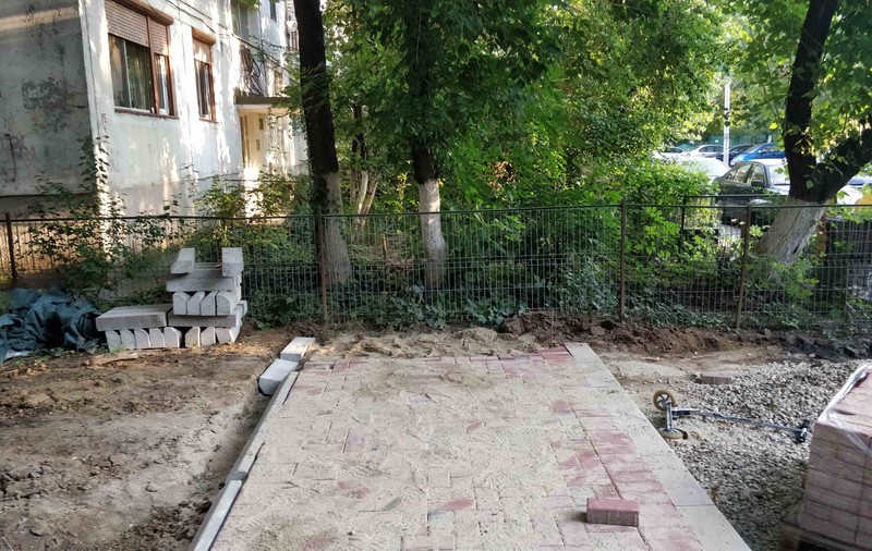 Primăria Sectorului 3 a început asfaltarea spațiului verde (FOTO)