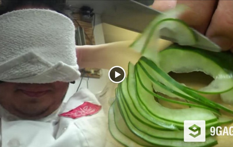INCREDIBIL! Ce face un bucătar legat la ochi|VIDEO