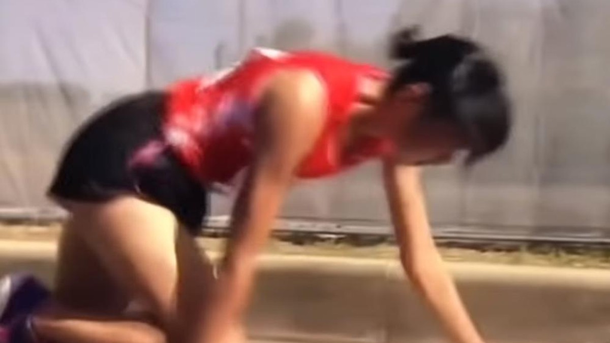 Gestul anului în sport e al unei maratoniste japoneze: și-a rupt piciorul, însă a mers târâș 200 de metri pentru a preda ștafeta